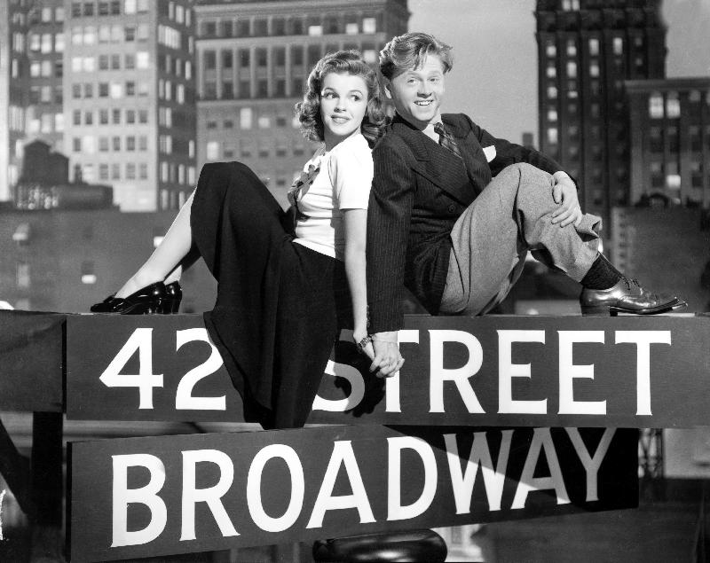 Debuts a Broadway BABES ON BROADWAY de BubsyBerkeley avec Judy Garland et Mickey Rooney von 