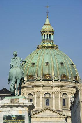 Equestrian statue of Frederick V (1723-66) with the dome of the Marmorkirken-Frederikskirken (photo)