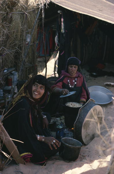 Females cooking, Bedouin encampment, Grand Erg Oriental (photo)  von 