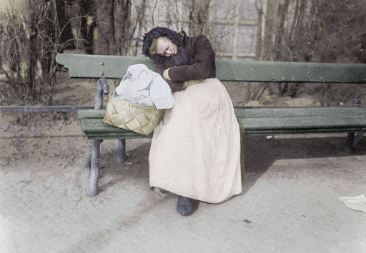 Frau auf Berl.Parkbank schlafend / 1907 von 
