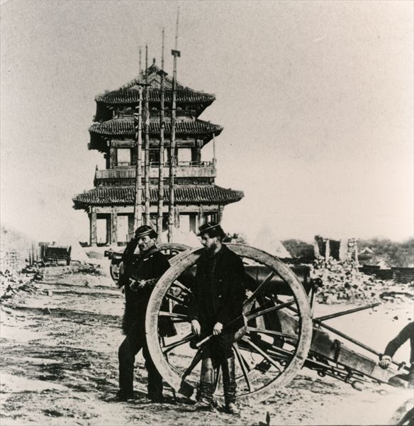 French soldiers by a cannon in Peking during the Anglo-French Expedition to China, 1860 (b/w photo)  von 