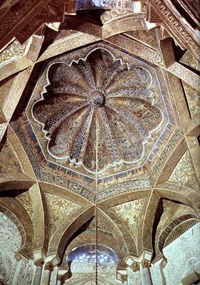 Interior of the dome over the mihrab, 965 AD (photo) (see also 88985) von 