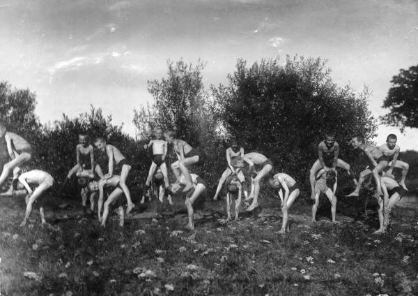 Knaben beim Bockspringen/Foto Haeckel von 