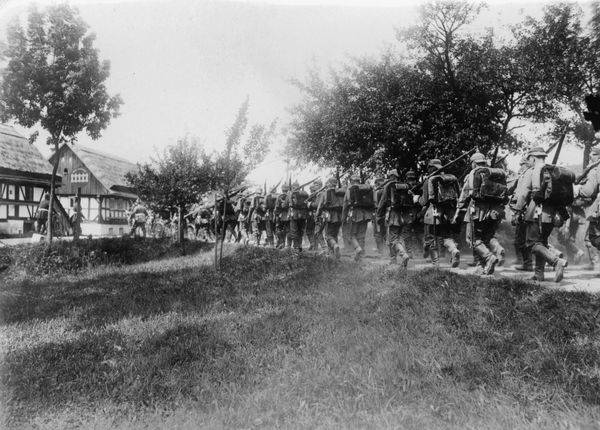 Marschierende Infanterie auf Dorfstrasse von 