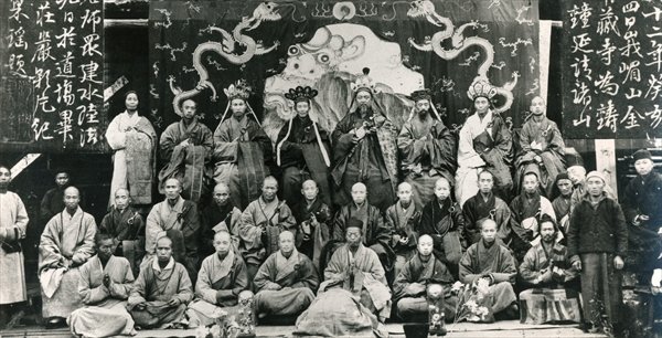 Meeting of Buddhist Monastery Superiors in China, late nineteenth century (b/w photo)  von 