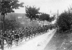 Marschierende Infanterie auf Dorfstrasse
