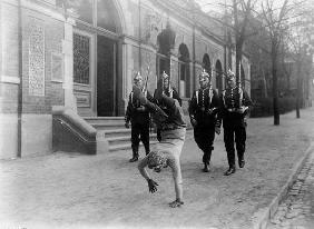 Max Duffek v.Militaerpatrouille,Berlin