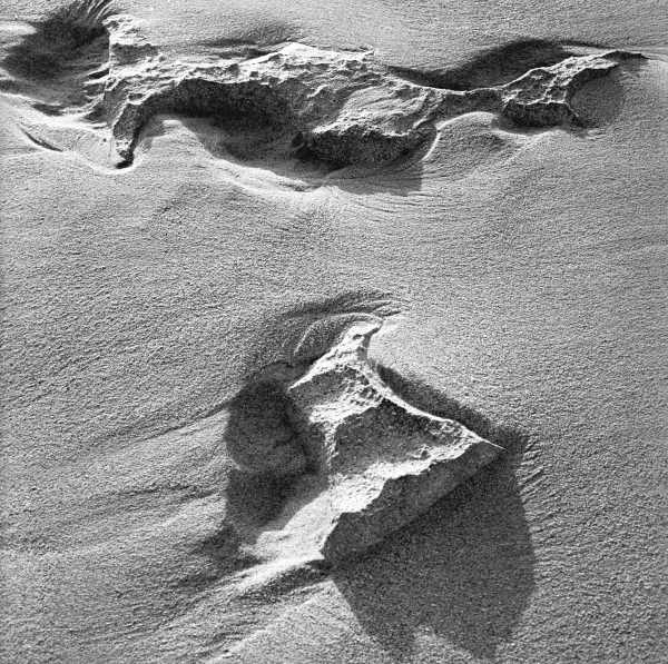 Pebble on sand, Porbandar II (b/w photo)  von 