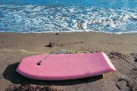 Pink surf-board at sea (photo) 