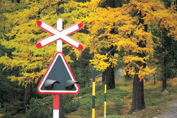 Railway sign board and trees in background (photo)  von 