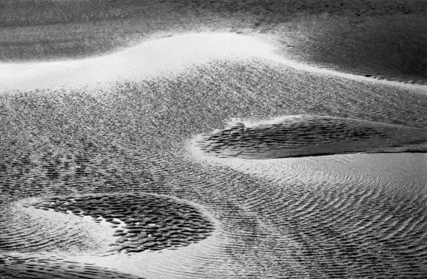 Sea and sand, Porbandar (b/w photo)  von 