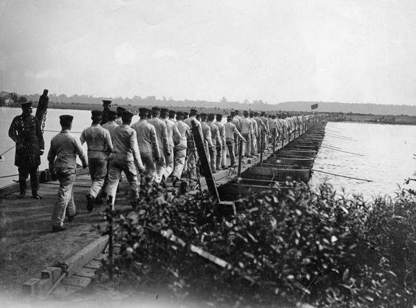 Soldaten ueberqueren Pontonbruecke/1907 von 