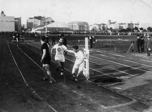 Staffellauf / Foto, um 1910 von 