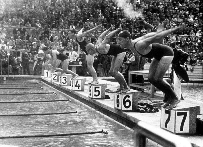 swimming competition at berlin Olympic Games: here swimmers diving in swimmming pool von 