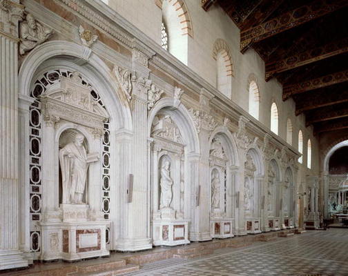 Statues of six apostles decorating the side wall of the nave (photo) von 