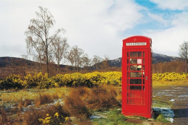 Telephone box in the Scottish wilderness (photo)  von 