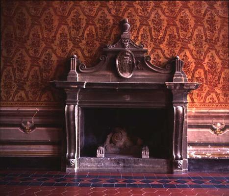 The main hall, detail of a fireplace with the Orsini coat of arms (photo) von 