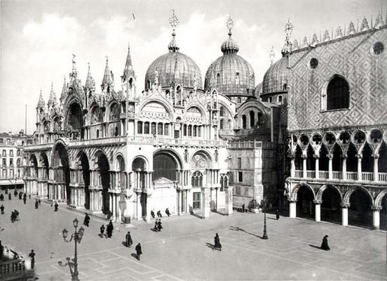 View of the Church of S. Marco and Palazzo Ducale (b/w photo) von 