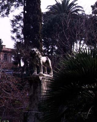 View of the garden with a statue of a lion (photo) von 