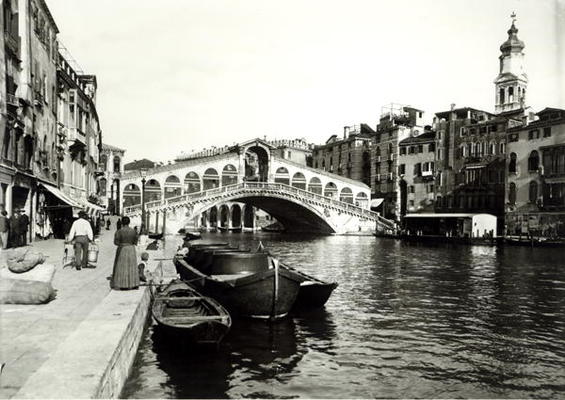 View of the Ponte di Rialto (b/w photo) von 