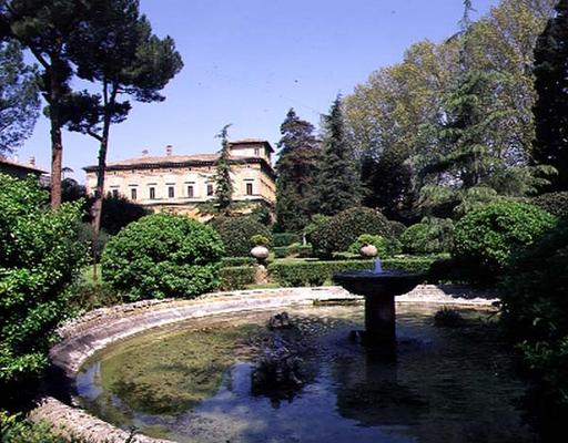 View of the villa from across the fountain and garden, designed by Baldassarre Peruzzi (1481-1536) 1 von 