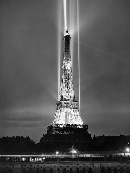 World fair in Paris: illumination of the Eiffel Tower by night von 