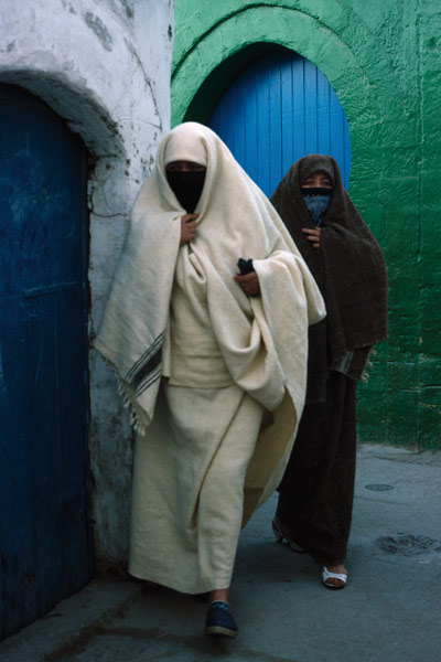 Women walking in the street, Essaouira (photo)  von 