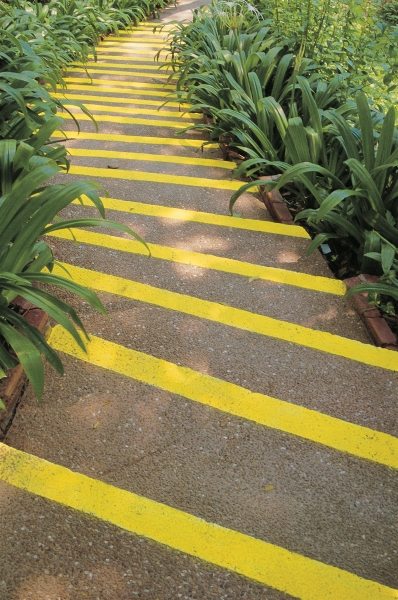 Winding steps fluorescent yellow stripes and bordering lily leaves bend gracefully, Phuket (photo)  von 