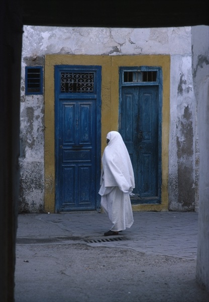 Woman in the street, Essaouira (photo)  von 