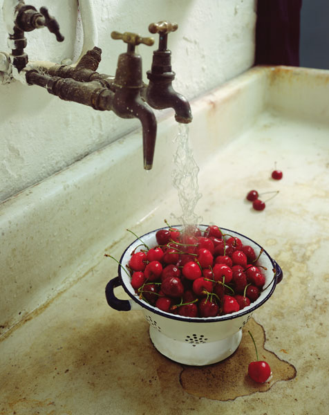 Washing cherries von Norman  Hollands
