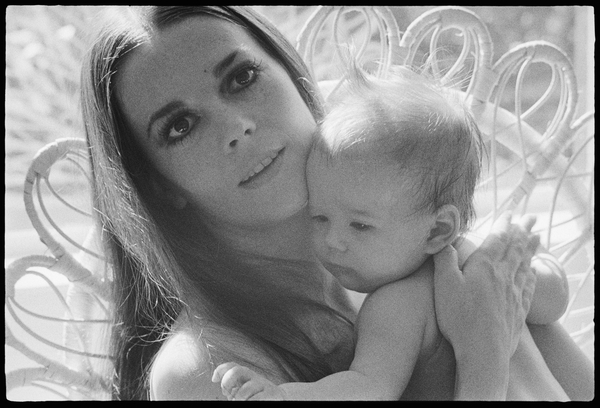 Natalie Wood with daughter von Orlando Suero