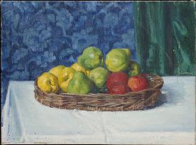 Stillleben mit einem Korb mit Äpfeln auf einem Tisch vor Vorhang und Tapete