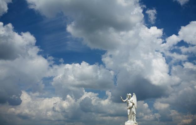 Engelstatue, Himmel mit Wolken von Peter Wienerroither