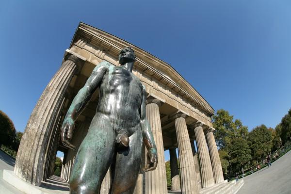 Statue und Tempel im Wiener Volksgarten von Peter Wienerroither