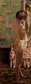 Akt einer Frau vor geblümter Tapete von Pierre Bonnard