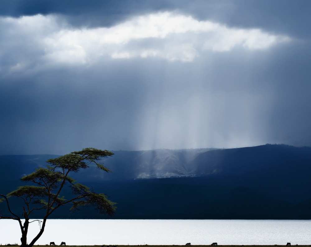 Clouds over lake Naivasha von Piet Flour