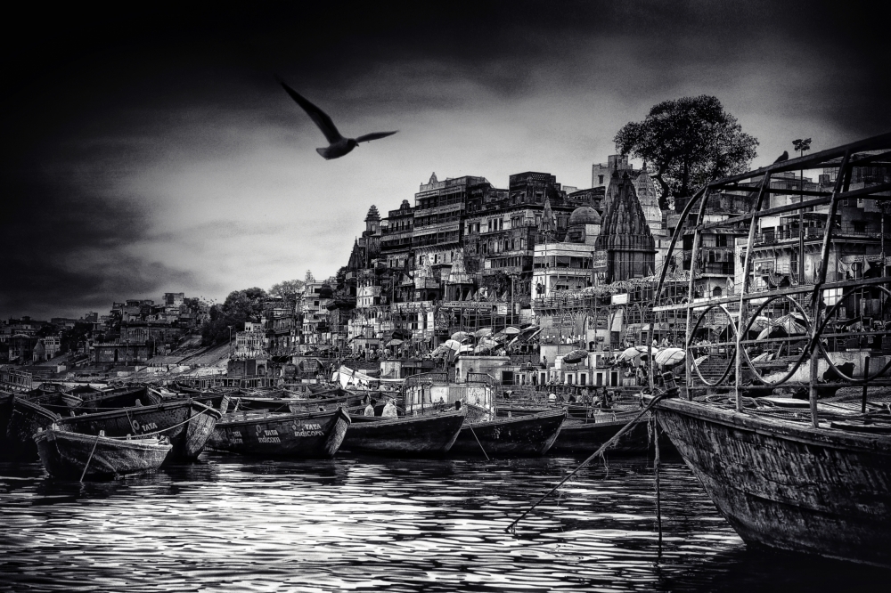 die Boote von Varanasi von Piet Flour