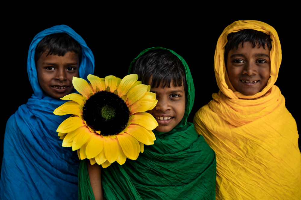 Kinderporträt mit Sonnenblume von Prithul Das