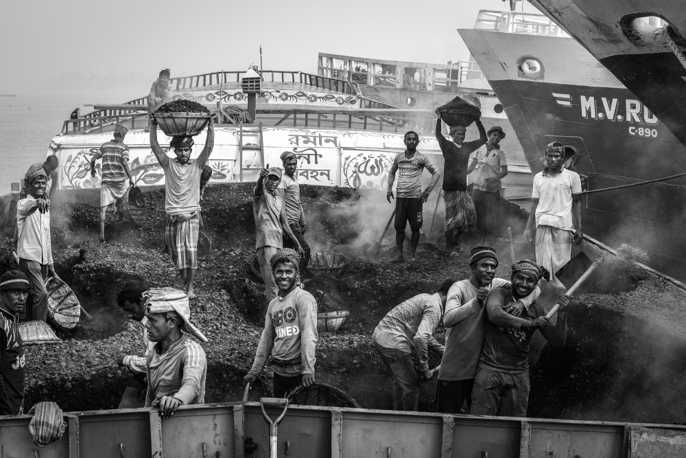 Kohleboot mit Arbeitern von Radana Kucharova
