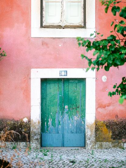 Kleine Tür in Lissabon