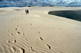 Touristen erkunden Wüstenlandschaft in Brasilien