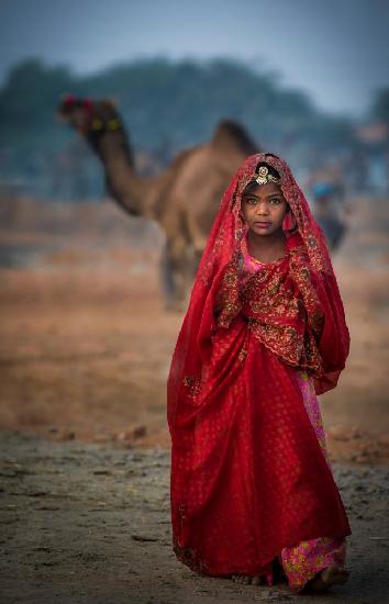 Nomadenmädchen im roten Kleid
