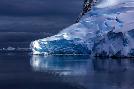 Die stillen blauen Eisberge in der Antarktis