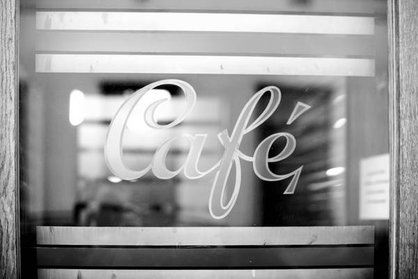 Fenster mit Aufschrift Cafe in einem Wiener Kaffeehaus. von Robert Kalb