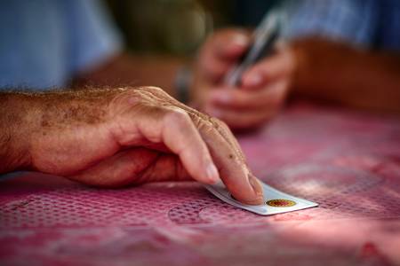 Ältere Fischer beim Kartenspielen 2016