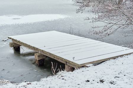 Holzsteg im zugefrorenen See 2022