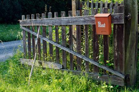 Holzzaun mit rostigrotem Postkasten 2012