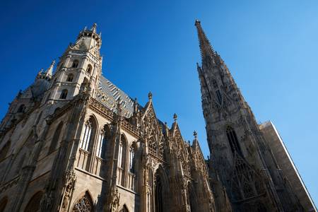 Stephansdom in Wien gegen einen blauen Himmel  2022