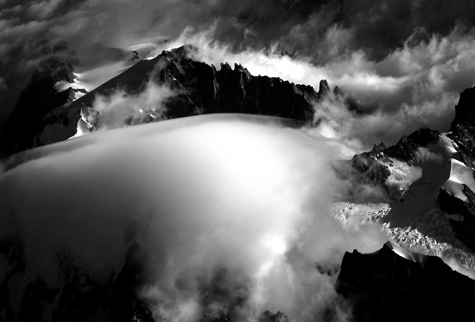 Sommet du Mount Blanc mit Wolken von Roberto GIUDICI