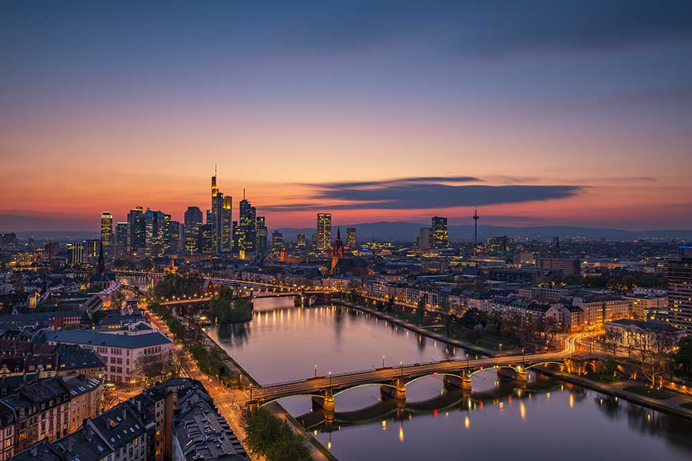 Frankfurter Skyline bei Sonnenuntergang von Robin Oelschlegel